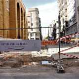 Reti protettive, cartelli di lavori in corso, segnali di pericolo: � questa l�attuale immagine di via Sparano, la principale strada dello shopping barese, fulcro del quartiere Murat. Dal settembre scorso � infatti partito il suo rifacimento